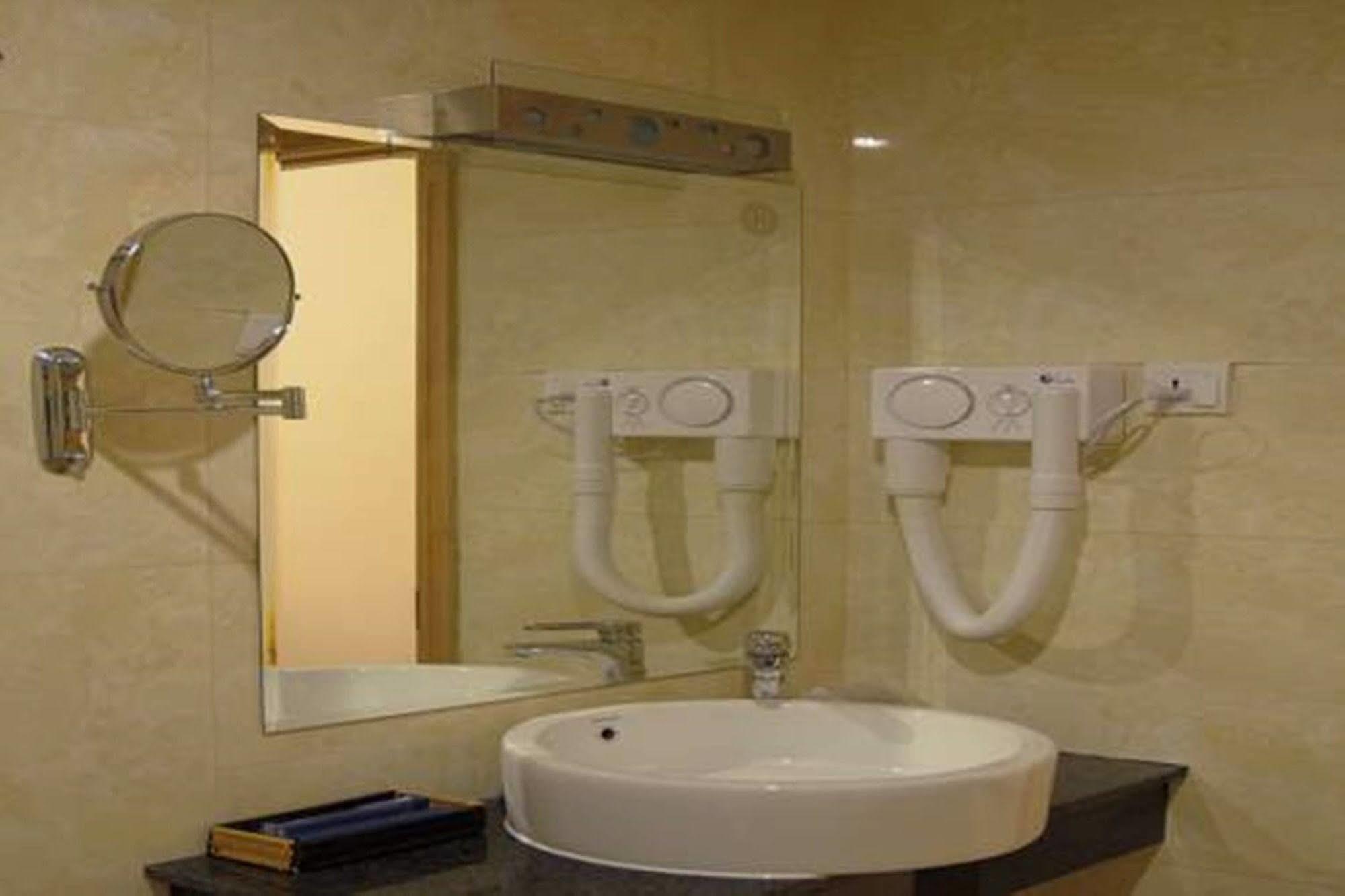 Gia Huy Hotel Ho Chi Minh City Bagian luar foto